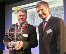 Beda Bolzenius, president of Johnson Controls Automotive Seating receiving the award from Professor Ferdinand Dudenhöffer
